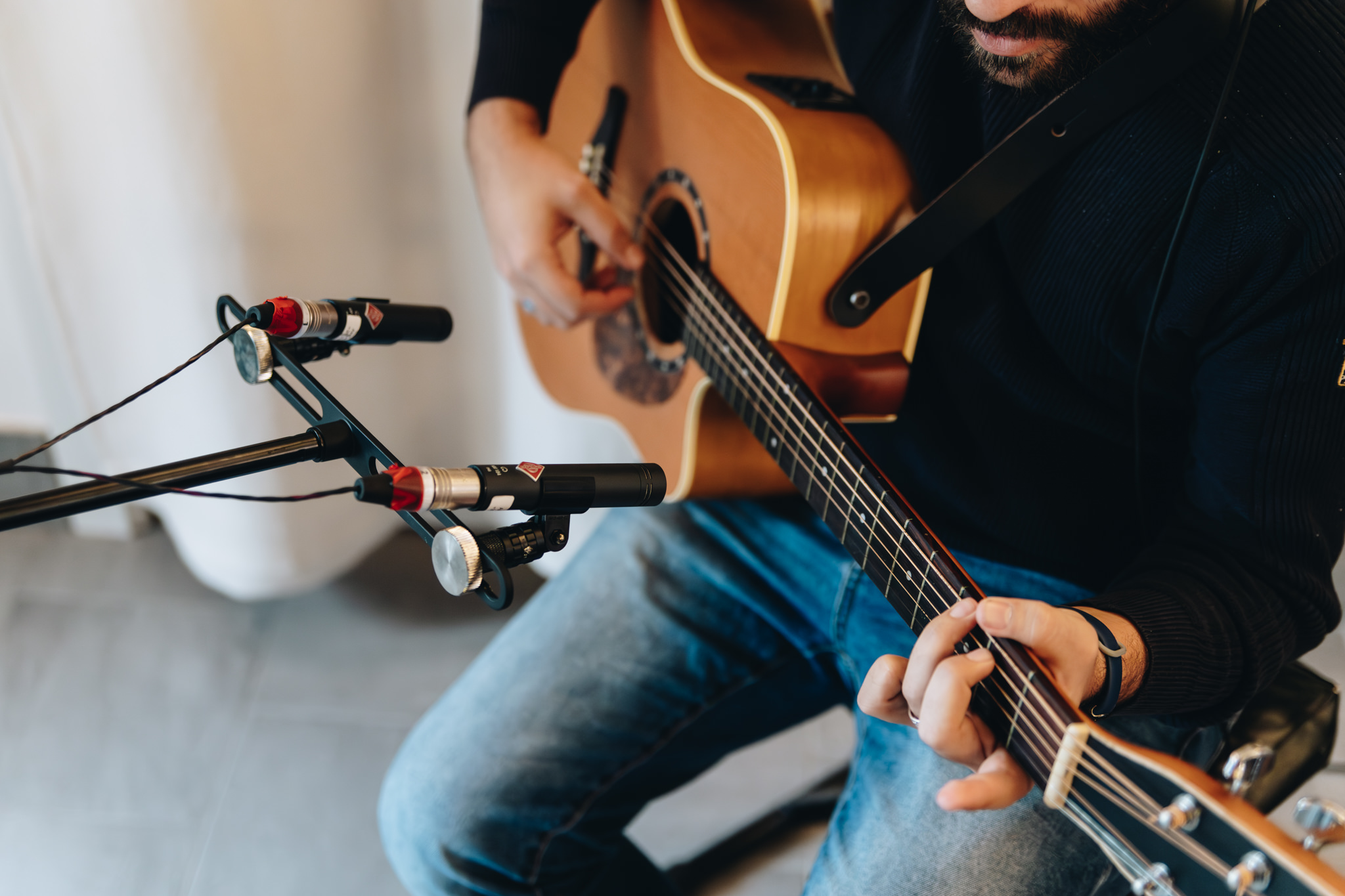 Ripresa di una chitarra acustica con microfono a condensatore
