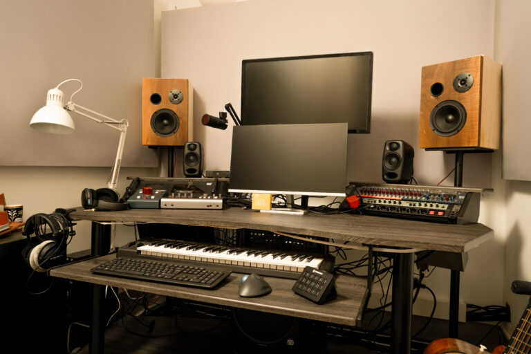 Studio B, la postazione di mix con le casse in legno