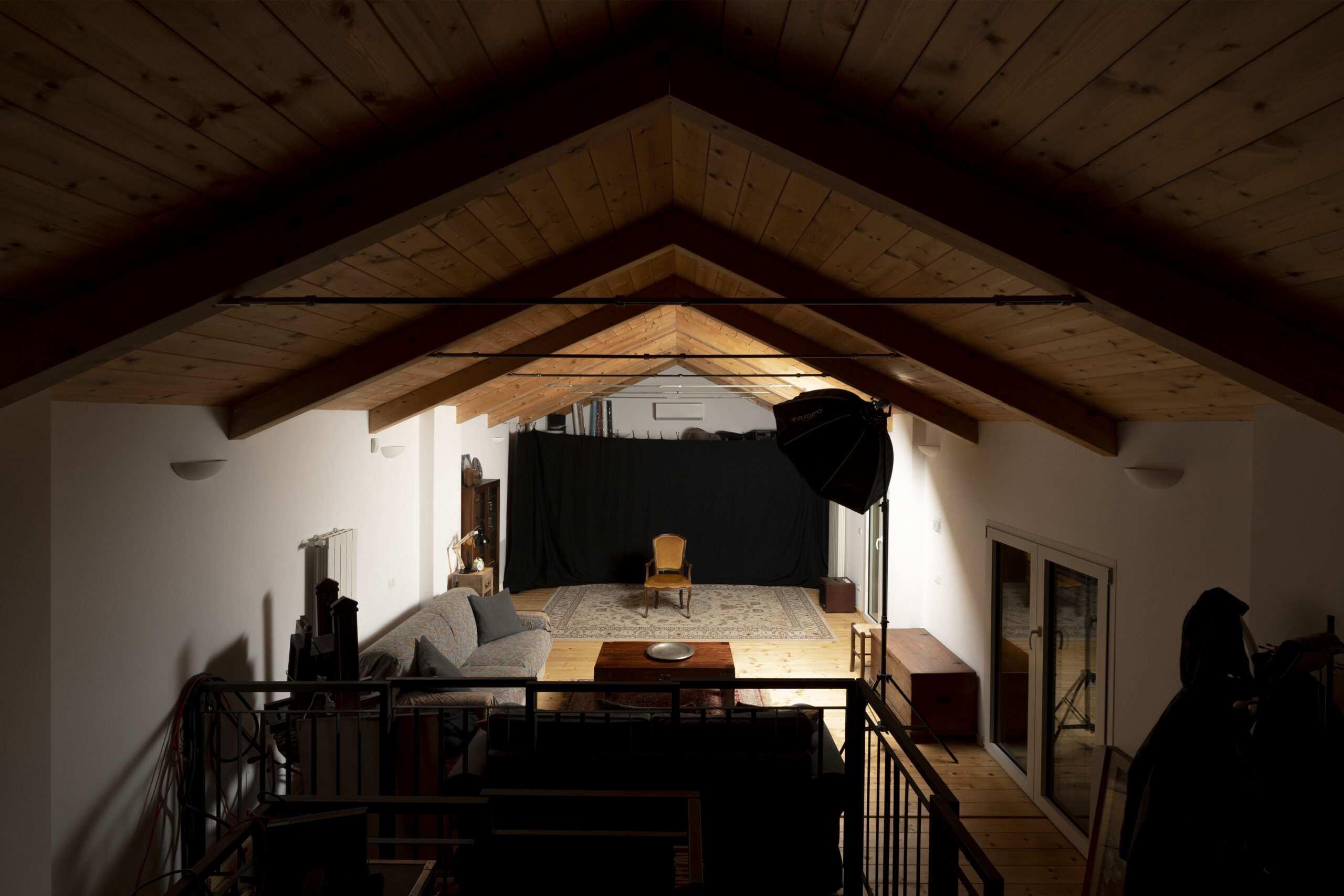 La sala con il soffitto in legno vista dal fondo