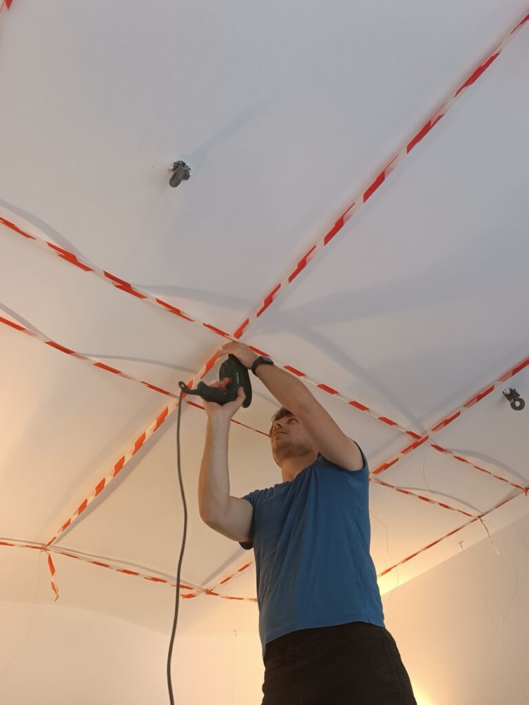 Foratura del soffitto della regia, segnato con nastro bianco e rosso