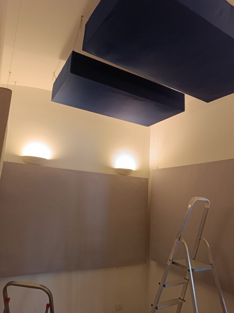 Pannelli acustici blu appesi al soffitto della regia