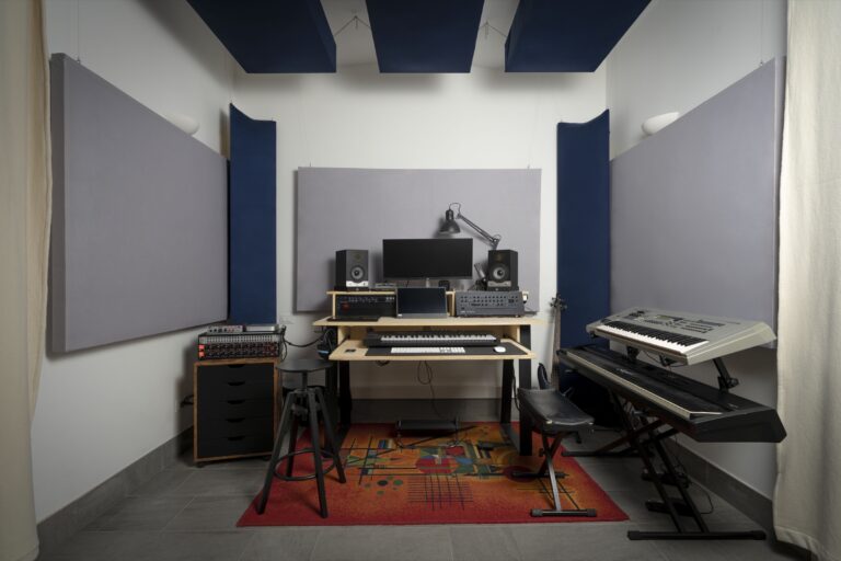 Studio A, la regia con la scrivania chiara e i pannelli acustici costruiti a mano